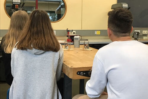 Mithilfe des portablen Mini Beamers GV1 kann der Unterricht noch interessanter gestaltet werden