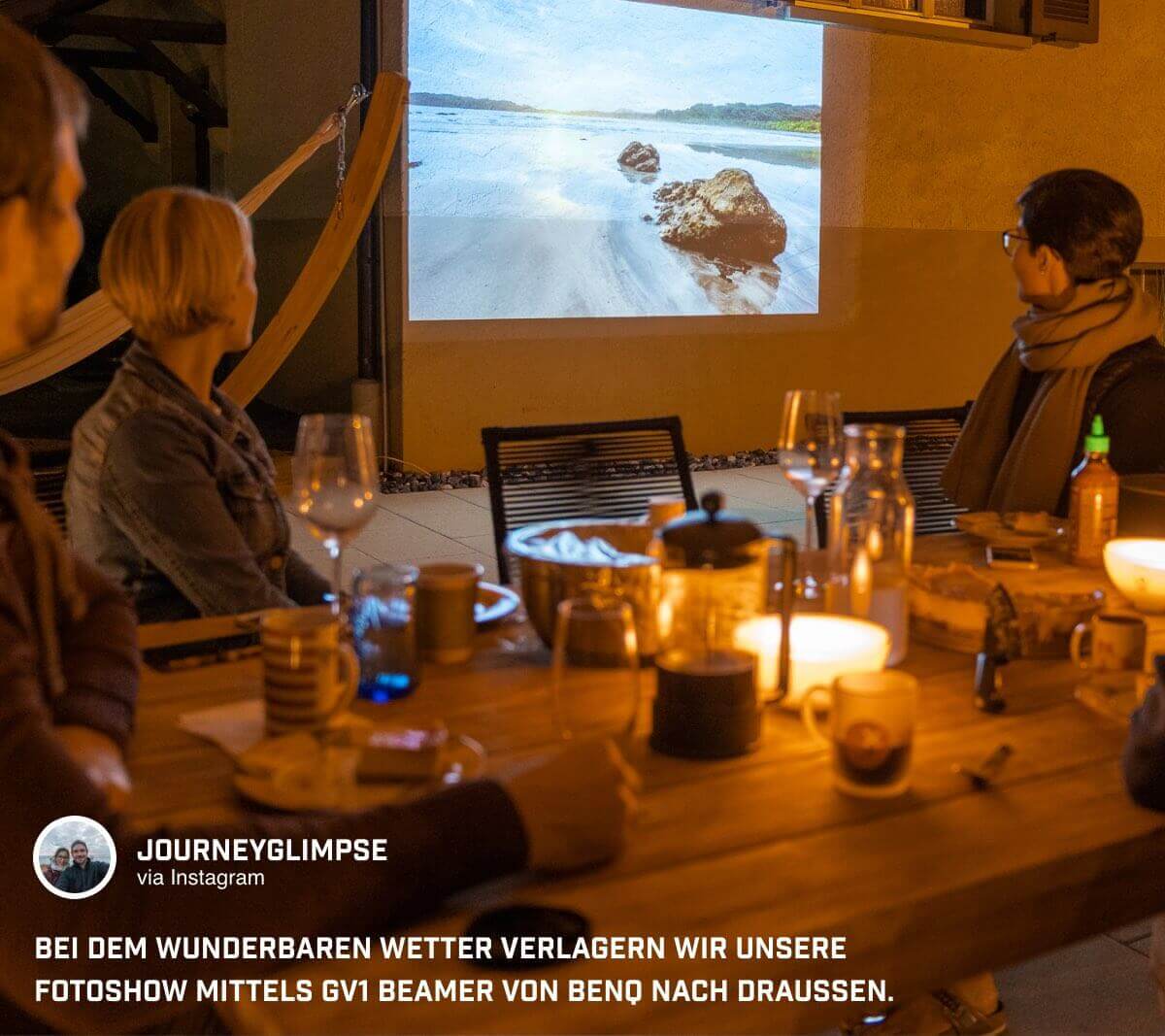 @journeyglimpse genießt Fotoshows im Freien dank des portablen Mini Beamers