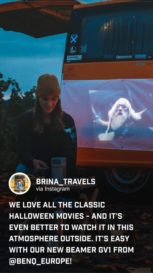 @brina_travels genießt ihre Lieblingsfilme zu Halloween mit dem kabellosen GV1 draußen im Freien.
