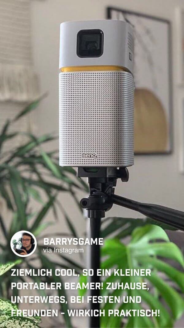 @barrysgame befestigt den BenQ GV1 Minibeamer auf einem Stativ