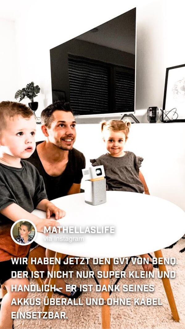 Die Familie von @mathellaslife hat den tragbaren Minibeamer GV1 von BenQ für einen Kinoabend auf den Kindertisch gestellt