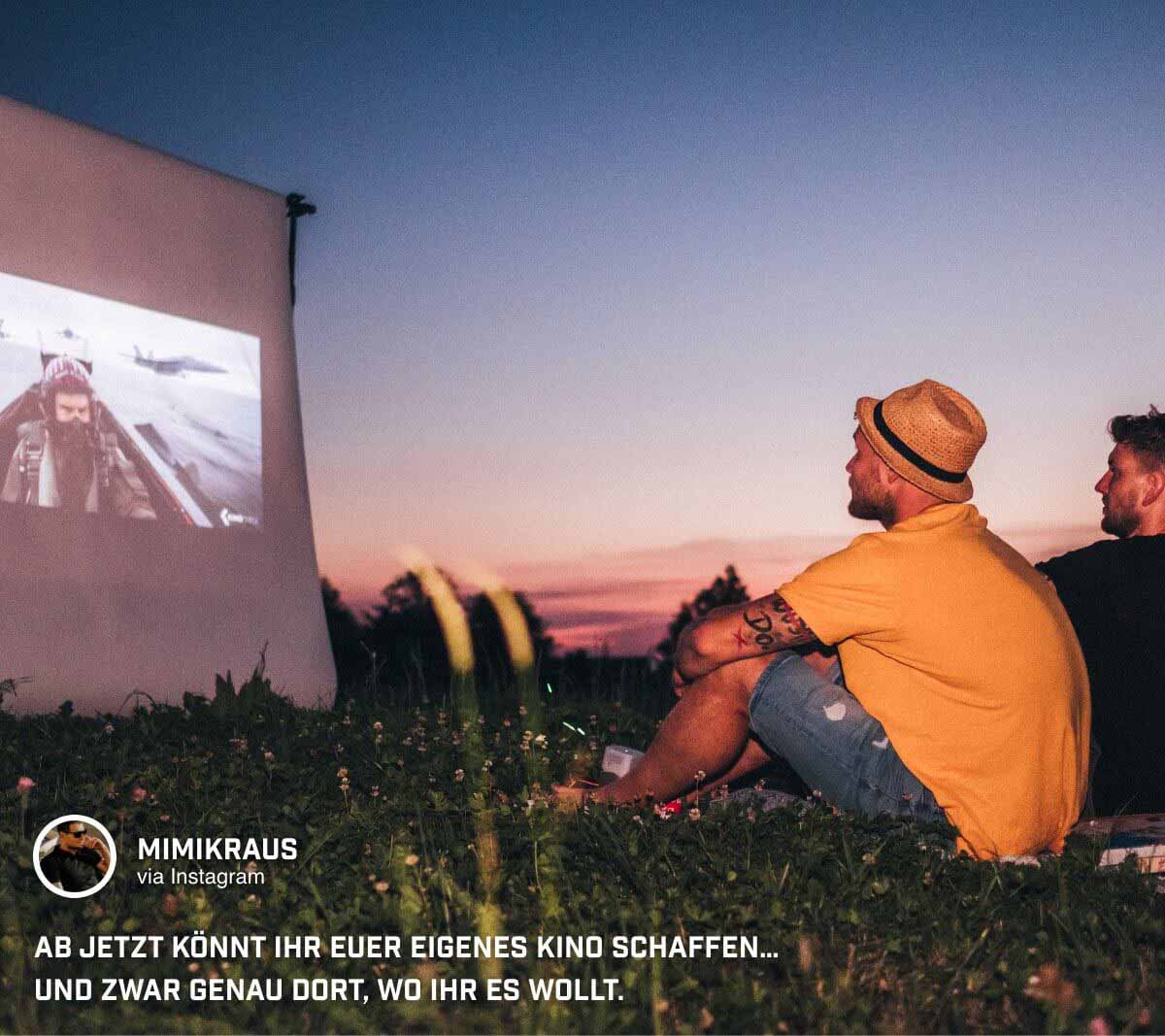 Michael Kraus @mimikraus schaut abends in freier Natur Filme auf dem portablen Minibeamer GV1 von BenQ