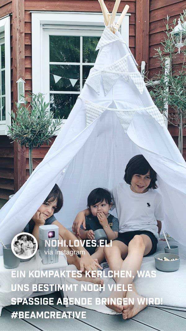 Die drei Kinder von @nohi.loves.eli genießen in ihrem Tipi die Zeit im Freien mit dem portablen Beamer GV1 von BenQ