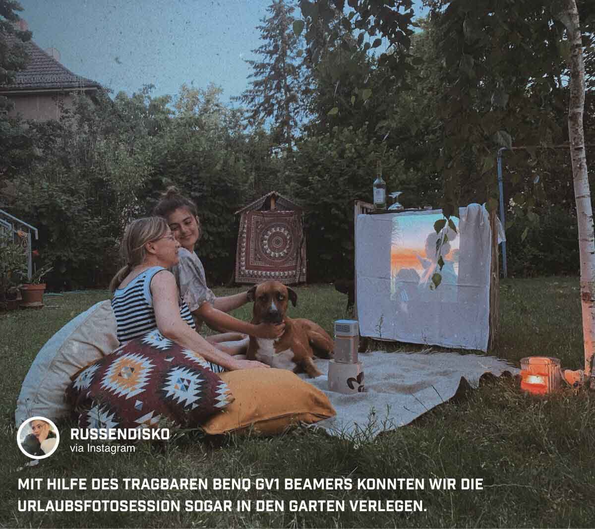 @russendisko hat sich eine Leinwand gebastelt und sorgt mit Urlaubsfotos auf dem BenQ GV1 Mini Beamer für eine entspannte Atmosphäre beim Picknick