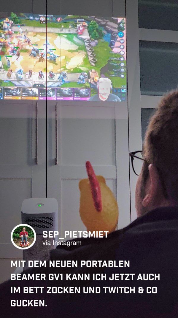 @sep_pietsmiet streamt die Spiele während seiner Let’s Plays auf dem BenQ Minibeamer GV1 gemütlich vom Bett aus