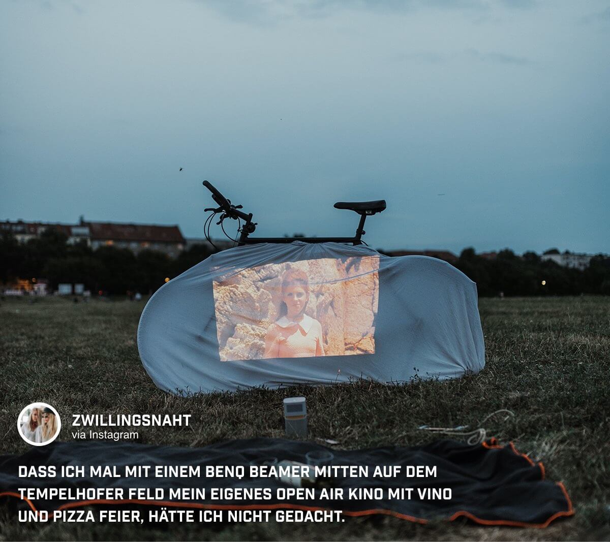 @zwillingsnaht nutzt eine improvisierte Leinwand an ihrem Fahrrad für den Minibeamer GV1
