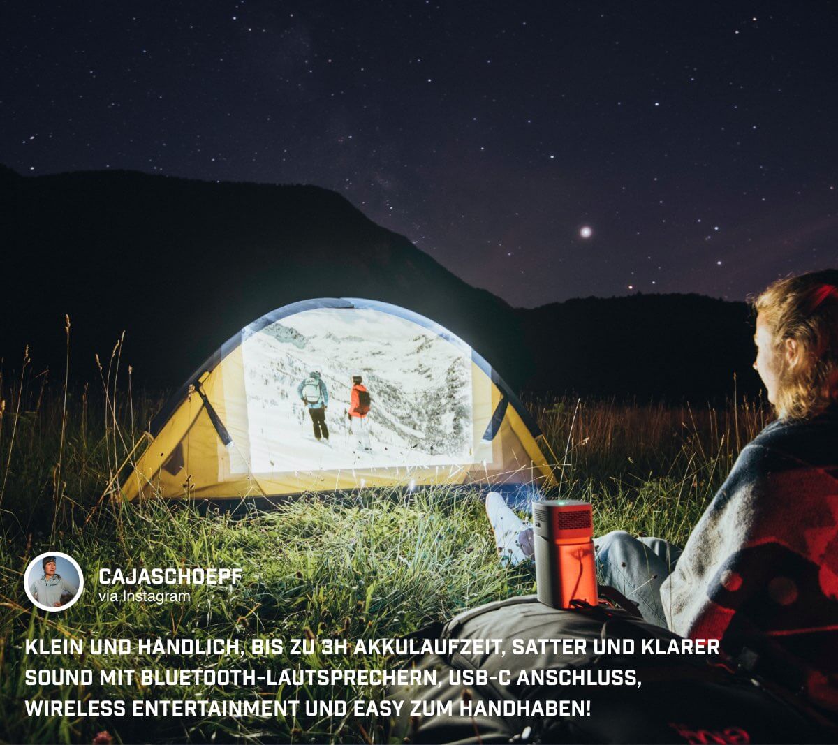 @cajschoepf nutzt den portablen Mini Beamer im Freien unter klarem Sternenhimmel