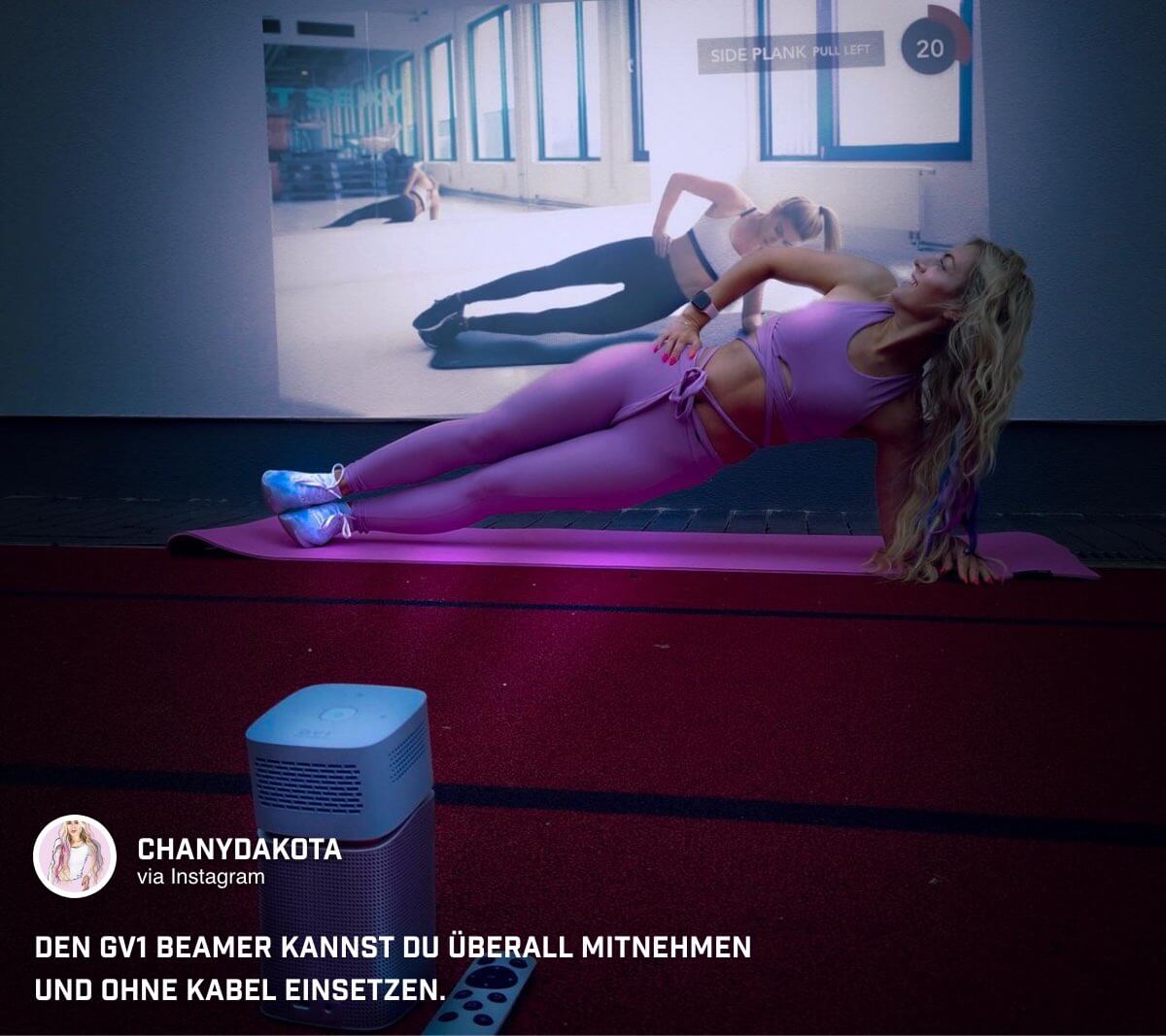  @chanydakota setzt den Minibeamer mit Akku und WLAN GV1 für ihre Workouts zuhause ein