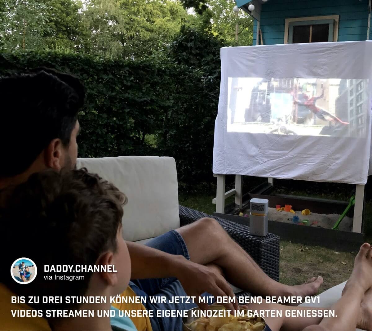 Der BenQ GV1 Mini Beamer bietet @daddychannel Filme auf der Leinwand mit der Familie im eigenen Garten