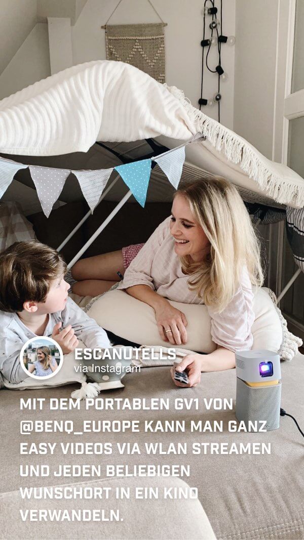 @escanutells genießt mit ihren Kindern und dem BenQ GV1 Mini Beamer Familienzeit in einer selbstgebauten Höhle im Kinderzimmer
