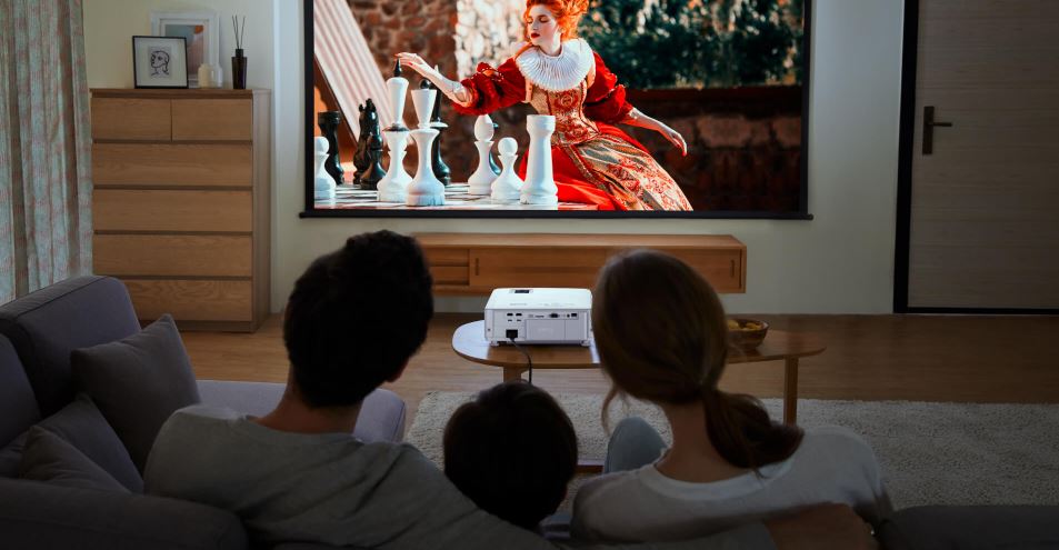 Chytrý 4K HDR projektor pro domácí kino BenQ W1800i určený k streamování filmů a využívající systém Android TV