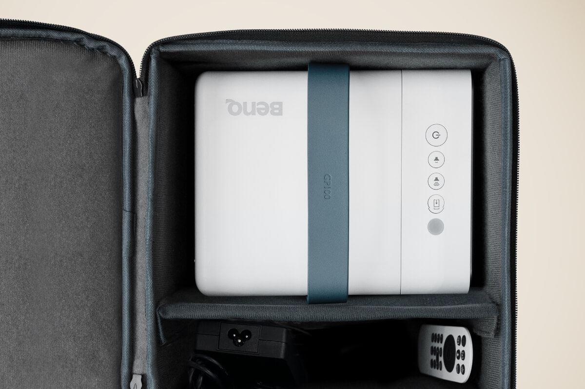 Étui de transport BenQ pour GP100A et GP520 avec une disposition côte à côte rangeant le vidéoprojecteur, la télécommande et les accessoires proprement