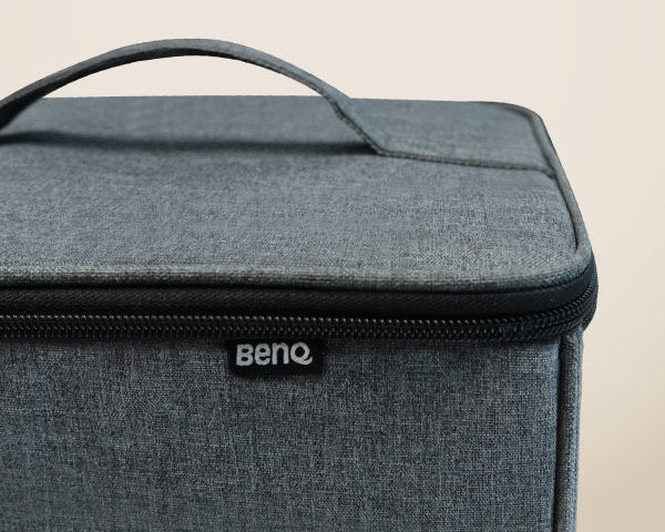 Extérieur de l'étui de transport BenQ pour GP100A et GP520, mettant en avant son matériau polyester durable et résistant à la saleté