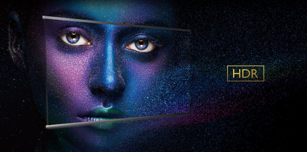 Het gezicht van een vrouw wordt met scherpe details op een projectiescherm afgebeeld.