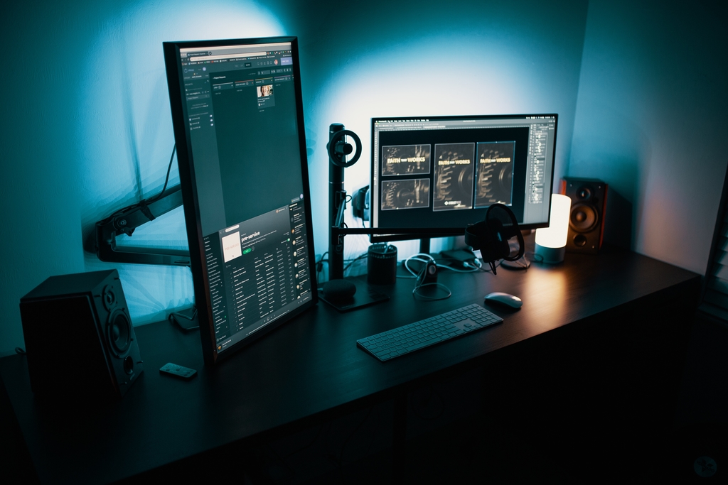 What Is The Best Lamp For Desks With Multiple Monitors