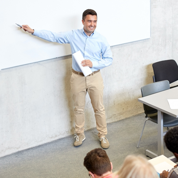 Los proyectores BenQ ofrecen colores duraderos y formas eficientes de presentación para profesores y estudiantes.